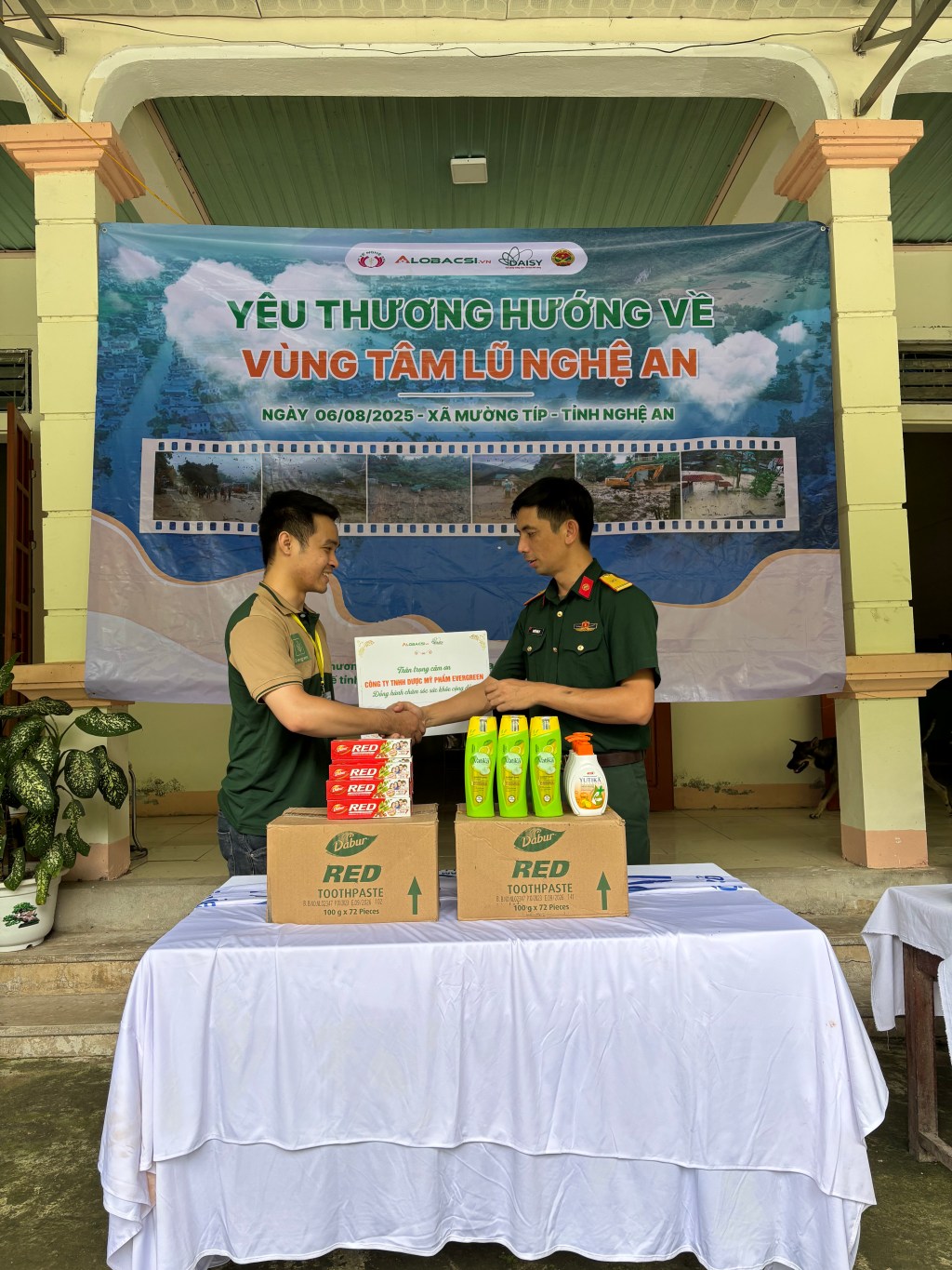 Evergreen và hành trình sẻ chia yêu thương đến với bà con vùng lũ Nghệ&nbsp;An